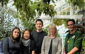 Visitantes a Casa de Gobierno donde se aprecia un detalle del parral entrelazado en la estructura del invern&aacute;culo