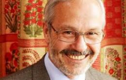  El Dr. Barry Elsby, m&eacute;dico de profesi&oacute;n fue integrante en varios periodos del Legislativo, democr&aacute;ticamente electo 