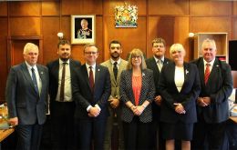 El Registro y Ordenanza en Falklands es similar al que se aplica en el Parlamento del Reino Unido y de otros Territorios de Ultramar 