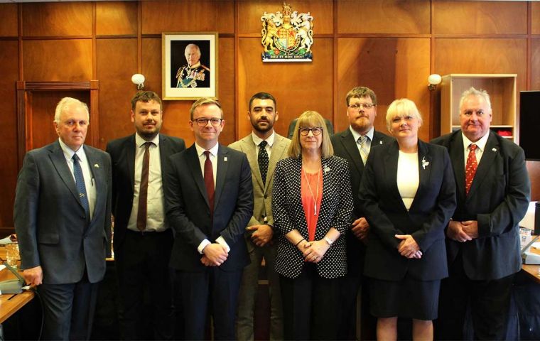 El Registro y Ordenanza en Falklands es similar al que se aplica en el Parlamento del Reino Unido y de otros Territorios de Ultramar 