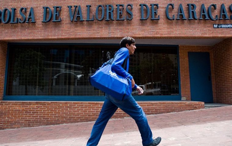 El mercado local est&aacute; aislado del sistema financiero global, la convertibilidad de moneda es limitada y el bol&iacute;var se hunde en el mercado paralelo, lo que ampl&iacute;a la brecha cambiaria