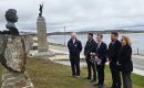 Los miembros de la Asamblea Legislativa (MLAs) Lewis Clifton, Dean Dent, Jack Ford, Stacy Bragger y Cheryl Roberts junto al busto de Margaret Thatcher en Stanley, en la ma&ntilde;ana del 10 de enero de 2026