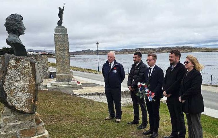 Los miembros de la Asamblea Legislativa (MLAs) Lewis Clifton, Dean Dent, Jack Ford, Stacy Bragger y Cheryl Roberts junto al busto de Margaret Thatcher en Stanley, en la ma&ntilde;ana del 10 de enero de 2026