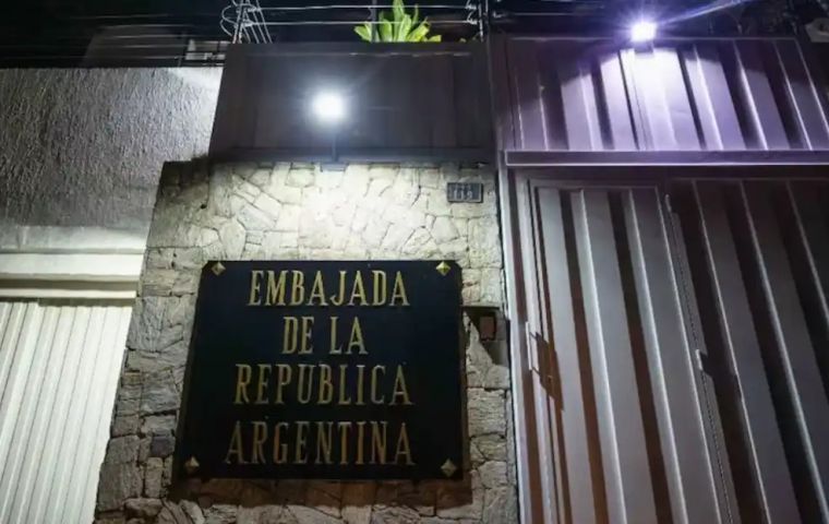 A partir del jueves, entonces, Brasil dejar&aacute; de representar los intereses argentinos en Venezuela debido a la necesidad t&eacute;cnica de reorganizar la misi&oacute;n de su pa&iacute;s