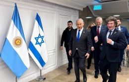 Milei anunci&oacute; por primera vez su intenci&oacute;n de mover la sede diplom&aacute;tica desde Tel Aviv a Jerusal&eacute;n durante una visita a Israel en febrero de 2024 y reiter&oacute; que buscaba inaugurarla en la primavera