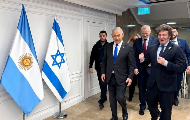 Milei anunci&oacute; por primera vez su intenci&oacute;n de mover la sede diplom&aacute;tica desde Tel Aviv a Jerusal&eacute;n durante una visita a Israel en febrero de 2024 y reiter&oacute; que buscaba inaugurarla en la primavera