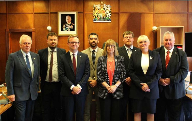 Los ocho integrantes electos de la Asamblea Legislativa. Como gobierno aut&oacute;nomo, las relaciones internacionales se manejan en consulta y coordinaci&oacute;n con el Foreign Office.