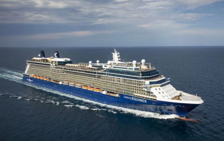 El crucero &lsquo;Celebrity Equinox&rsquo;  de Celebrity Cruises, con capacidad para casi 3,000 pasajeros, o sea m&aacute;s que toda la poblaci&oacute;n de la capital de Falklands, Stanley 