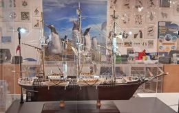 La pieza, una maqueta 1:52 de gran nivel de detalle, fue elaborada en Dnipro, Ucrania, por el ingeniero retirado Vitaliy Vrubel en medio del conflicto armado