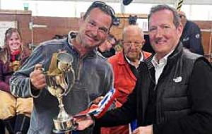 El Gobernador Colin Martin-Reynolds con Oscar Rodriguez Reid, hijo de uno de los productores premiados