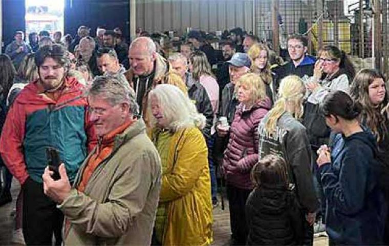 Vista del numeroso p&uacute;blico que concurri&oacute; al acontecimiento en Fox Bay Village