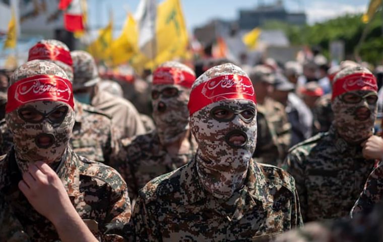 La Fuerza Quds es ampliamente descrita por gobiernos occidentales como el brazo exterior de la Guardia Revolucionaria, con funciones de proyecci&oacute;n e inteligencia fuera de Ir&aacute;n