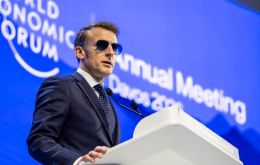 Macron sostuvo que la acumulaci&oacute;n de nuevos aranceles estadounidenses es &ldquo;fundamentalmente inaceptable&rdquo; y pidi&oacute; que Europa responda con firmeza