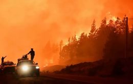 Autoridades nacionales y provinciales insistieron en la hip&oacute;tesis de origen humano. Foto: AP Photo/Maxi Jonas