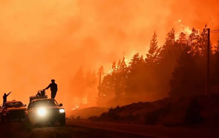 Autoridades nacionales y provinciales insistieron en la hip&oacute;tesis de origen humano. Foto: AP Photo/Maxi Jonas