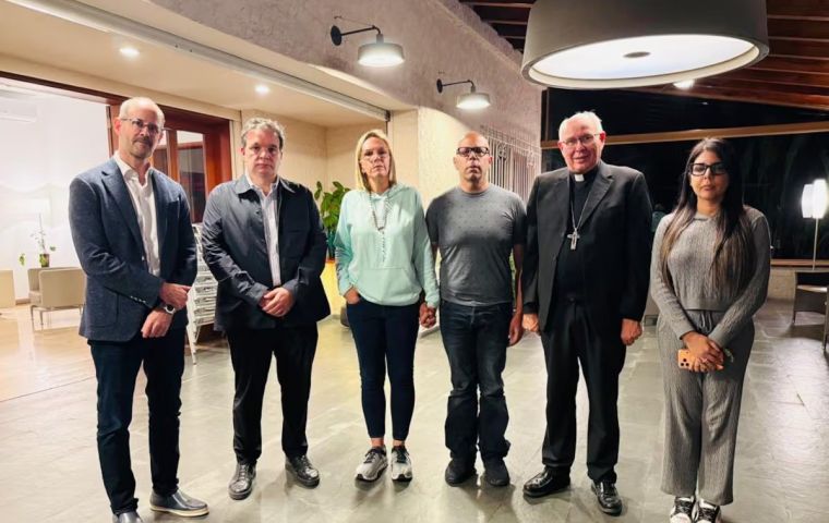 Mariana Gonz&aacute;lez y Rafael Tudares (centro), en la residencia de la Embajada de Suiza en Caracas.