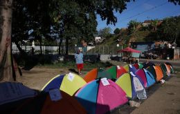 En las inmediaciones de El Rodeo I, a las afueras de Caracas, familias se instalaron con carpas y colchones para sostener la espera, compartiendo comida y servicios básicos