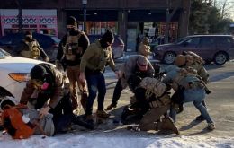 El caso del enfermero de 37 a&ntilde;os asesinado por agentes del ICE amenaza con convertirse en un nuevo test para los l&iacute;mites entre autoridad federal, autonom&iacute;a estatal y confianza ciudadana