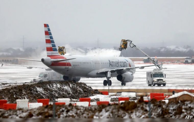 En aeropuertos clave del noreste &mdash;incluidos Nueva York y el &aacute;rea de Washington&mdash; la FAA advirti&oacute; sobre posibles &ldquo;paradas en tierra&rdquo; y demoras por nieve, baja visibilidad y limitaciones operativas