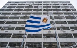 El dólar cotiza cerca de los niveles de mayo de 2024 en Uruguay, a 38,62 pesos por la compra y 40,58 por la venta. La moneda cayó alrededor de un 11 % en 2025 y otro 4 % en lo que va de 2026.