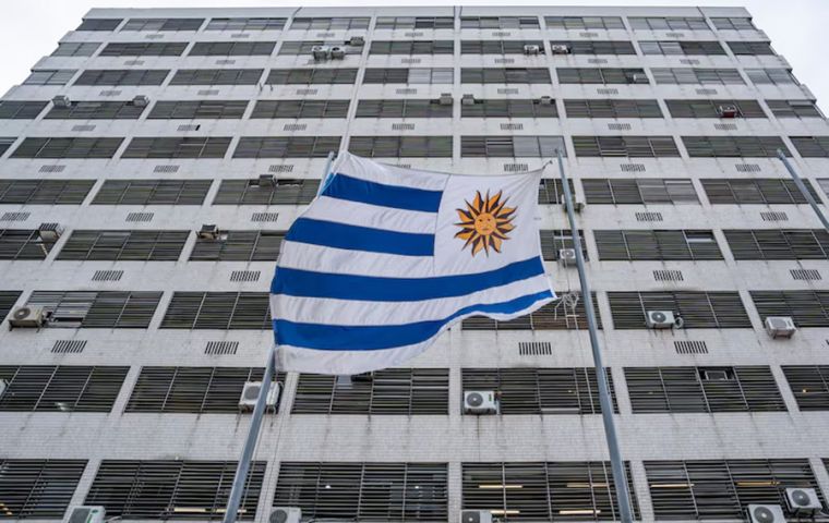El d&oacute;lar cotiza cerca de los niveles de mayo de 2024 en Uruguay, a 38,62 pesos por la compra y 40,58 por la venta. La moneda cay&oacute; alrededor de un 11 % en 2025 y otro 4 % en lo que va de 2026.