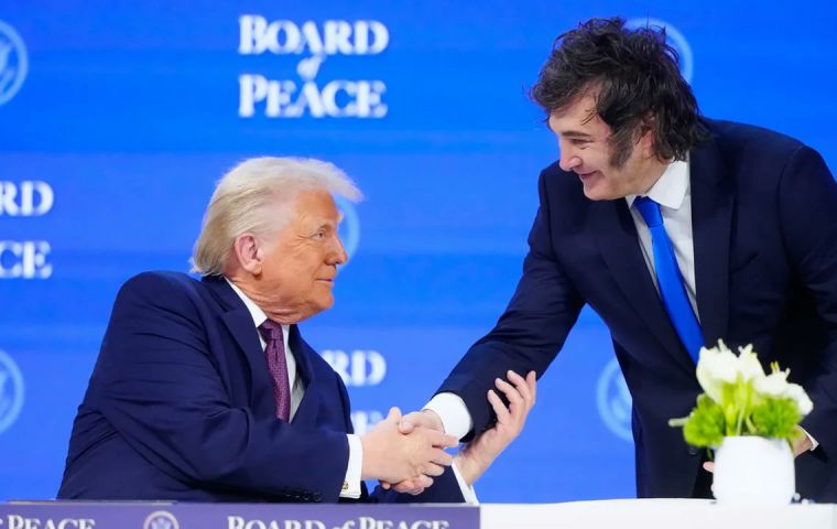 En 2024, Milei present&oacute; el proyecto naval de Ushuaia como centro log&iacute;stico para una nueva base argentina, junto con la jefa del Comando Sur de los Estados Unidos