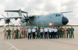 la FAU informó que dos aviones de transporte Airbus A400M españoles arribaron a la Brigada Aérea I (Carrasco) trasladando seis helicópteros Eurocopter EC-120B “Colibrí”