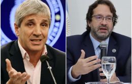 Caputo (derecha) vincul&oacute; la renuncia de Lavagna (izquierda) a diferencias con el presidente Javier Milei sobre el &ldquo;timing&rdquo; del cambio, y afirm&oacute;: &ldquo;Da igual, da pr&aacute;cticamente lo mismo&rdquo;.