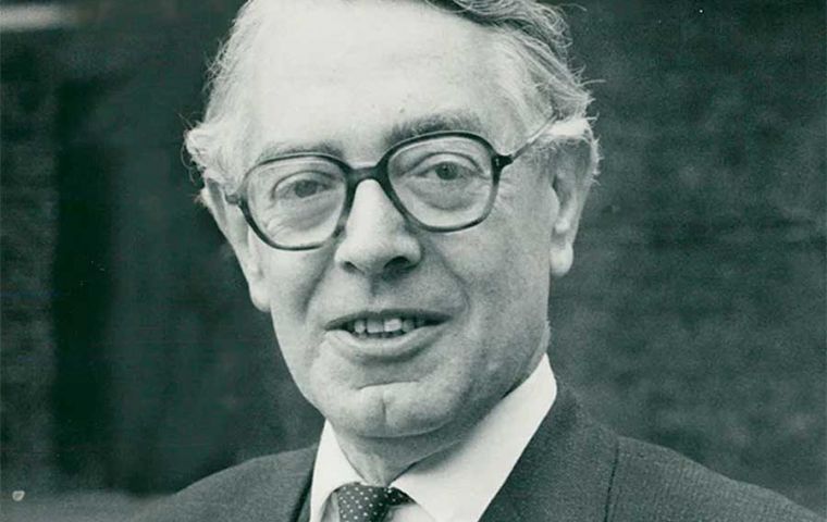 Lord Shackleton&nbsp;(Edward Arthur Alexander Shackleton, Baron Shackleton), del Partido Laborista, ge&oacute;grafo e hijo del famoso explorador Sir Ernerst Shackleton 