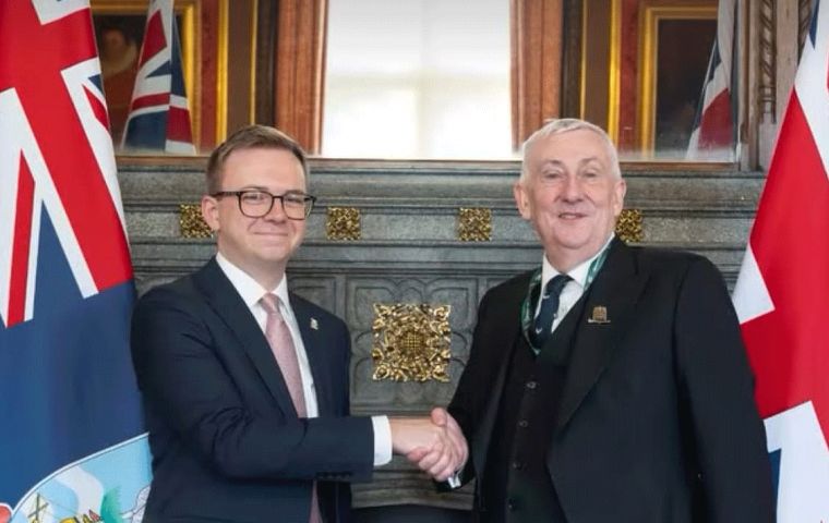 El legislador MLA Jack Ford cuando fue recibido por el Speaker de la C&aacute;mara de los Comunes, Sir Lindsay Hoyle MP.
