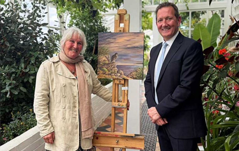 La pl&aacute;stica Sonia Felton junto al Gobernador Colin Martin-Reynolds 