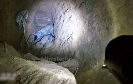 Fuentes policiales y judiciales describieron el hallazgo como una construcci&oacute;n destinada a conectar el local con el alcantarillado y, desde all&iacute;, aproximarse al objetivo