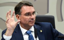 El movimiento de Fl&aacute;vio Bolsonaro ocurre mientras el presidente Luiz In&aacute;cio Lula da Silva mantiene la delantera en sondeos tempranos y busca sostener su coalici&oacute;n de gobierno