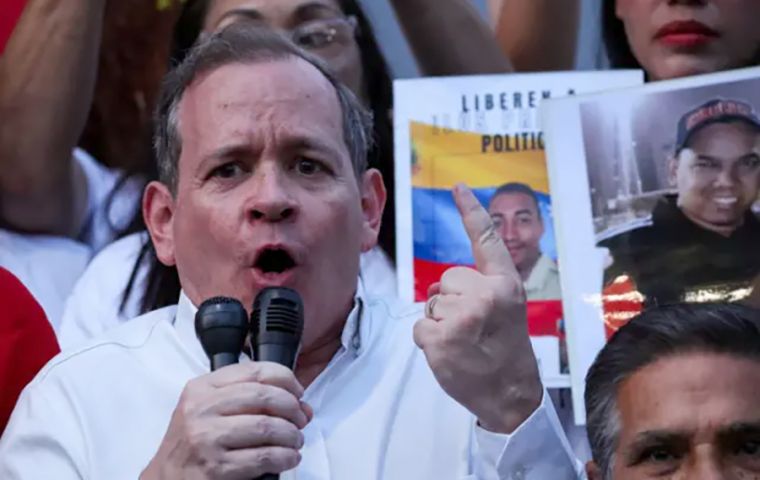 Machado, aliada cercana de Guanipa, exigi&oacute; su &ldquo;liberaci&oacute;n inmediata&rdquo; y sostuvo que fue sacado por &ldquo;hombres fuertemente armados, vestidos de civil&rdquo;