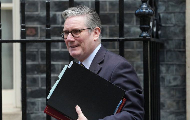 Downing Street anunci&oacute; una reestructuraci&oacute;n temporal para cubrir la jefatura de gabinete y comunicaciones, mientras el primer ministro busca retomar el control del relato p&uacute;blico