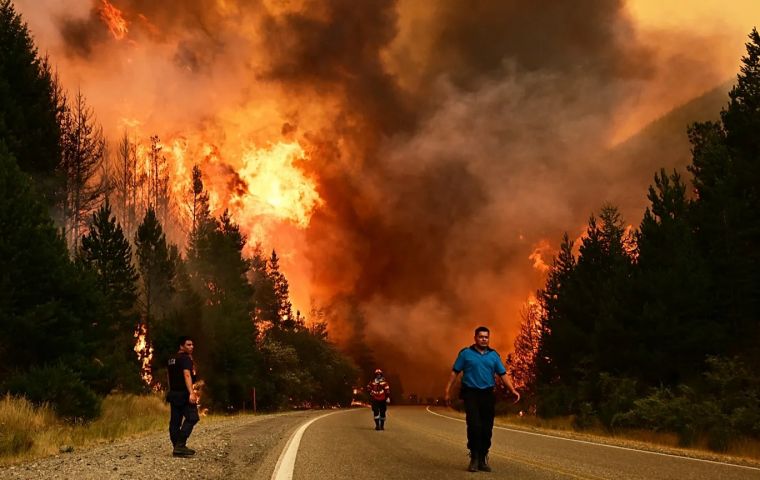 En el hemisferio sur, Copernicus vincul&oacute; condiciones de calor inusual con el agravamiento de incendios forestales hacia finales de mes, con focos relevantes en Australia, Chile y la Patagonia