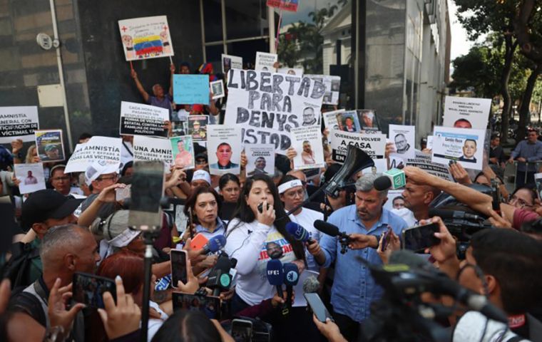 Los manifestantes advirtieron que el texto, &ldquo;tal como est&aacute; planteado&rdquo;, dejar&iacute;a fuera a m&aacute;s de la mitad de los presos pol&iacute;ticos. 