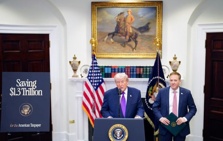 Trump afirm&oacute; que la decisi&oacute;n pondr&aacute; fin a &ldquo;todas las normas&rdquo; sobre emisiones de veh&iacute;culos y motores para los a&ntilde;os-modelo 2012&ndash;2027 y posteriores