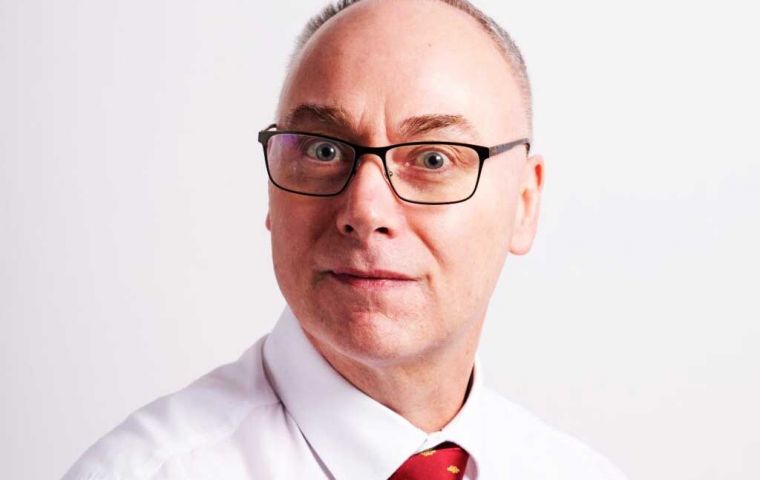 l Secretario de Finanzas de las Islas, Pat Clunie