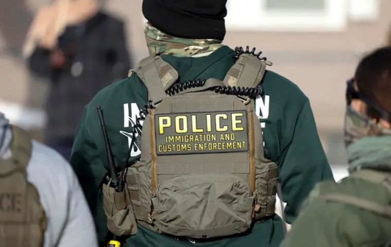 El director de ICE, Todd Lyons, dijo que el organismo revisa &ldquo;testimonio jurado&rdquo; de &ldquo;dos oficiales&rdquo; que &ldquo;parece&rdquo; contener &ldquo;declaraciones falsas&rdquo;.