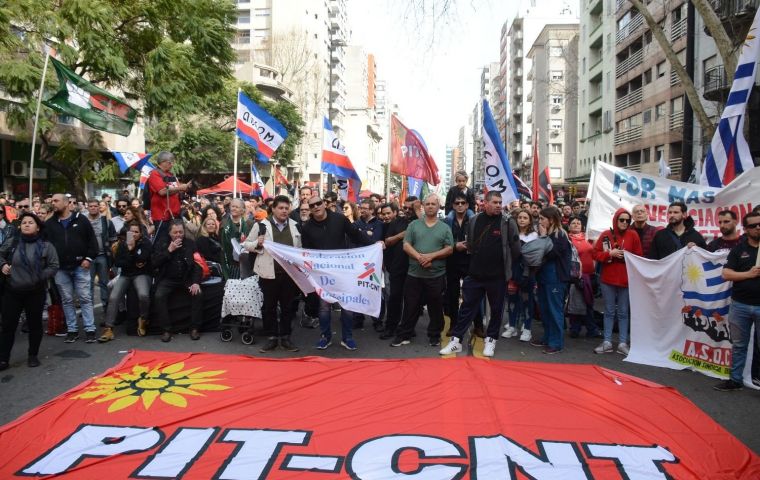 El PIT-CNT se&ntilde;al&oacute; que, hasta ahora, el acuerdo ingres&oacute; al Parlamento sin un estudio de impacto que permita evaluar con rigor efectos sobre empleo, finanzas p&uacute;blicas, sostenibilidad y competitividad