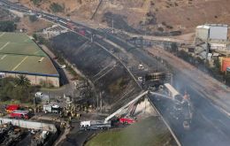 Carabineros indic&oacute; que el conductor perdi&oacute; el control del veh&iacute;culo, impact&oacute; barreras de contenci&oacute;n y volc&oacute;, lo que deriv&oacute; en la explosi&oacute;n y un incendio de gran magnitud