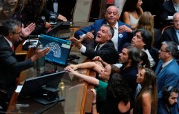 La iniciativa fue aprobada en general por 135 votos a favor y 115 en contra, sin abstenciones, de acuerdo con reportes locales