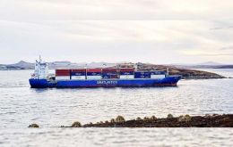 Toma del carguero Unispirit de SAAS cargado de contenedores ingresando a la rada del puerto de Stanley