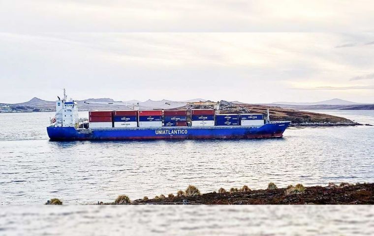 Toma del carguero Unispirit de SAAS cargado de contenedores ingresando a la rada del puerto de Stanley