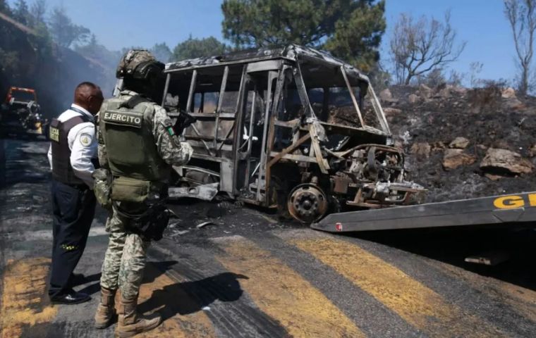 Mientras se despliegan refuerzos, las autoridades mantienen operativos para despejar carreteras, asegurar instalaciones cr&iacute;ticas y prevenir nuevos ataques
