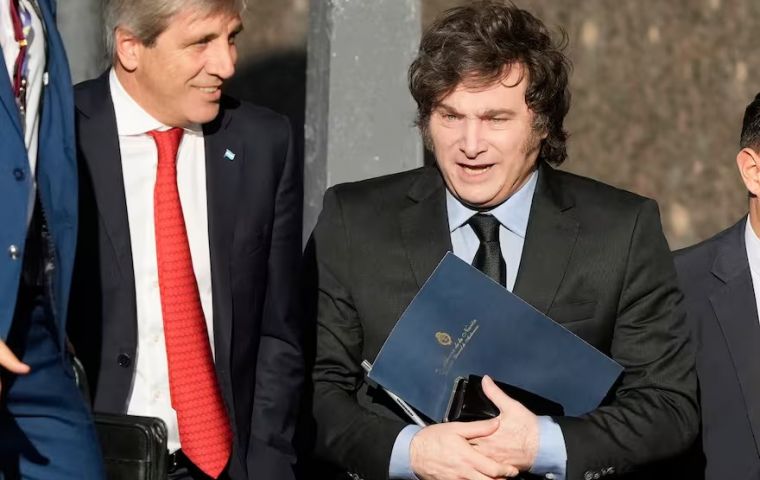 En 2024, el presidente Javier Milei dijo ante empresarios que quienes &ldquo;escapen de las garras del Estado&rdquo; son &ldquo;h&eacute;roes&rdquo; y critic&oacute; lo que calific&oacute; como &ldquo;impuestos est&uacute;pidos&rdquo;.