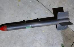 Posteriormente, personal especializado de la Brigada de Explosivos del Ej&eacute;rcito Nacional inspeccion&oacute; el artefacto y confirm&oacute; que correspond&iacute;a a una munici&oacute;n militar modelo MK3 calibre 2,25 pulgadas