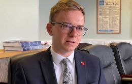 Correspondi&oacute; al legislador MLA Jack Ford hacer una exposici&oacute;n sobre la situaci&oacute;n financiera del gobierno e iniciativas para afrontar el d&eacute;ficit operativo  (Foto FITV)