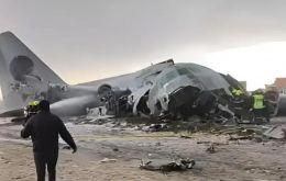 Testigos describieron una secuencia en la que el avi&oacute;n golpe&oacute; m&uacute;ltiples veh&iacute;culos antes de detenerse.